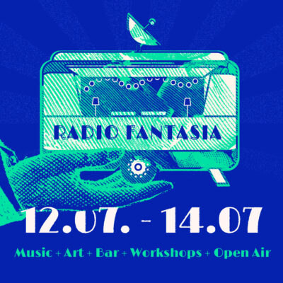 Eine blaue Illustration eines Wohnwagen auf dem "Radio Fantasia" steht mit grünem Hintergrund, der Wohnwagen wir durch von einer Hand gehalten, darunter steht der Schriftzug "12.07. - 14.07., Music + Art + Bar + Workshops + Open Air"