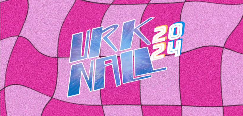 Ein pink-rosa karierter Hintergrund auf dem in blauen Buchstaben "Urknall" und die Zahl "2024"steht